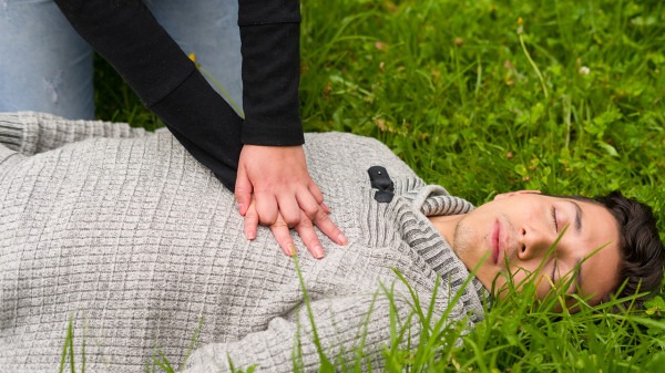 成都宽窄巷附近有人晕倒 武汉一医生雨中跪地救人