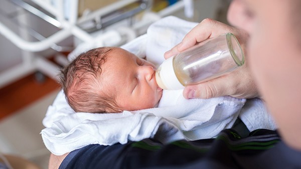 初生婴儿游泳的好处有哪些？游泳对初生婴儿有5项好处